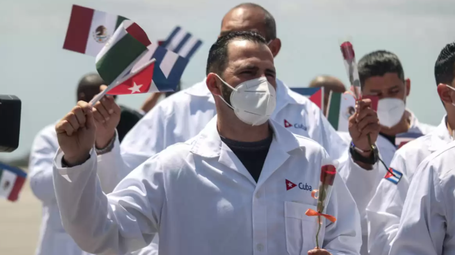 México sumará 436 médicos especialistas cubanos trabajando en el país; Ya están en 9 estados