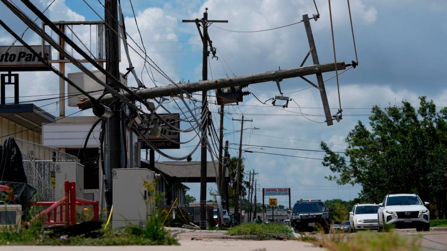 ¡Calorón y sin luz!; Continúa apagón en Houston por cuarto día