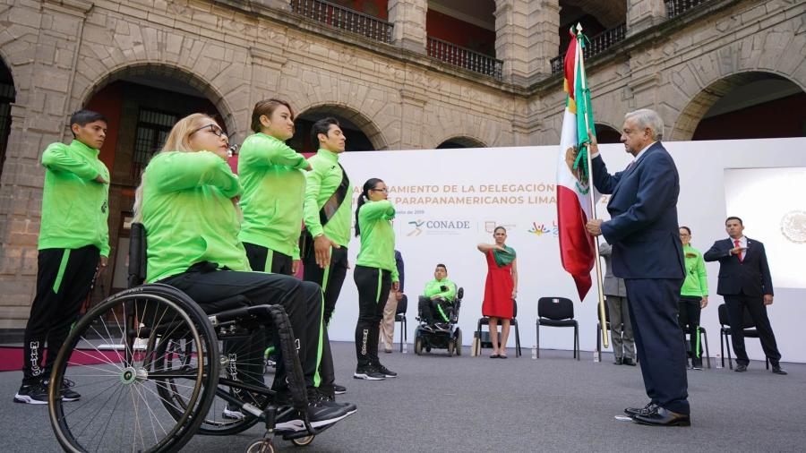 Abandera AMLO a la Delegación que participará en los Juegos Paralímpicos de Tokio 2020