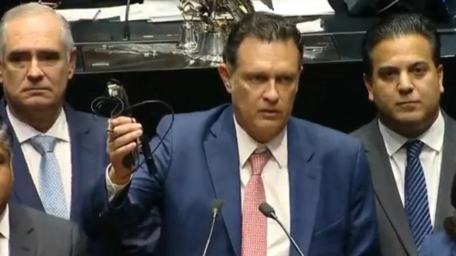 Con micrófonos en mano, PAN denuncia espionaje en el Senado