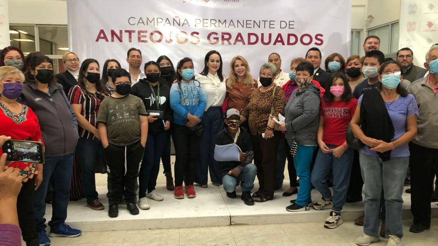 Gobierno de Nuevo Laredo entrega 60 pares de lentes