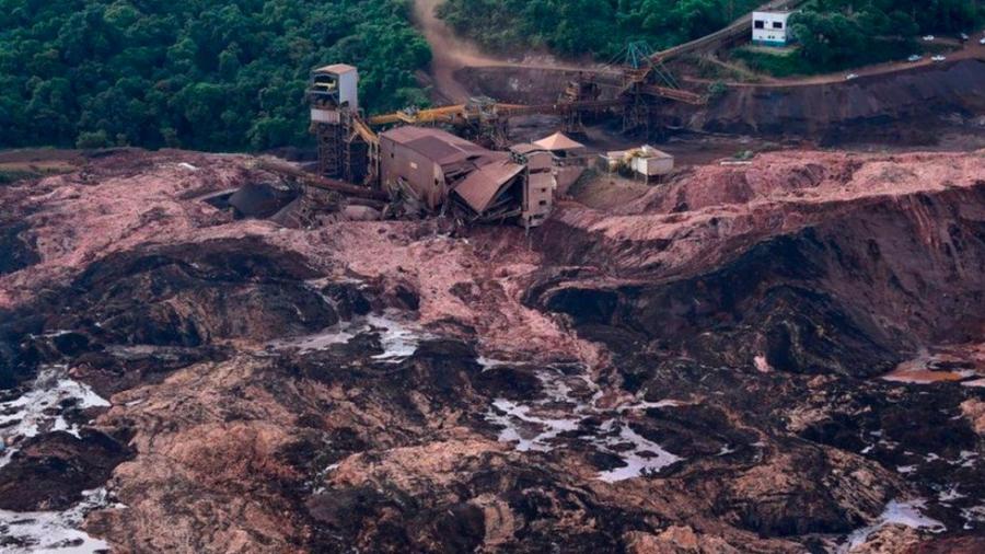Asciende a 65 muertos rompimiento de dique en Brasil