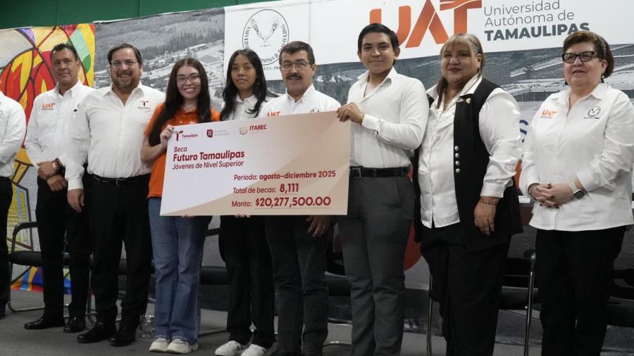 UAT y Secretaría de Educación entregan más de 8 000 becas a universitarios