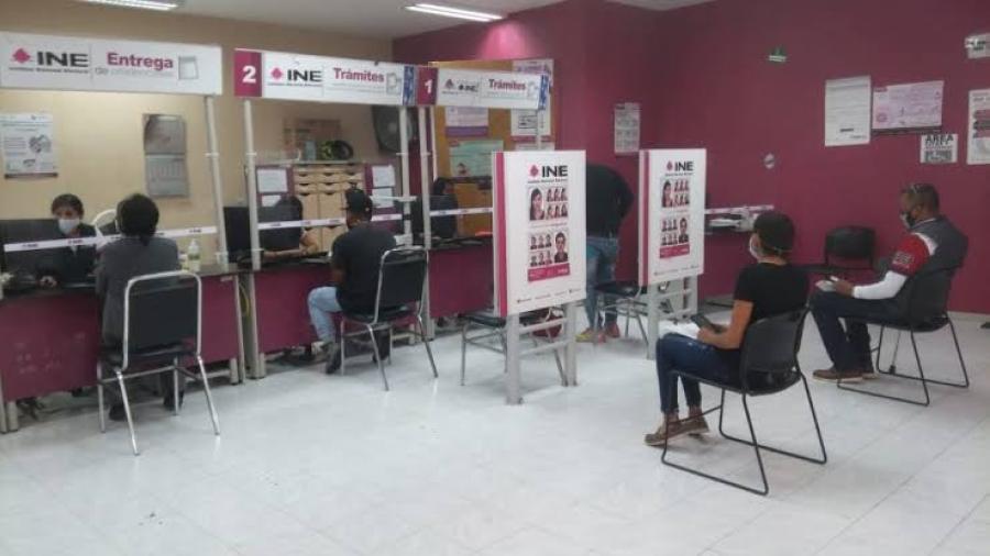 INE guarda minuto de silencio por candidatos fallecidos