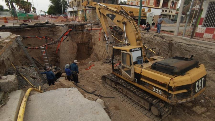 Trabaja Gobierno Municipal con COMAPA, para reparaci&oacute;n de socav&oacute;n