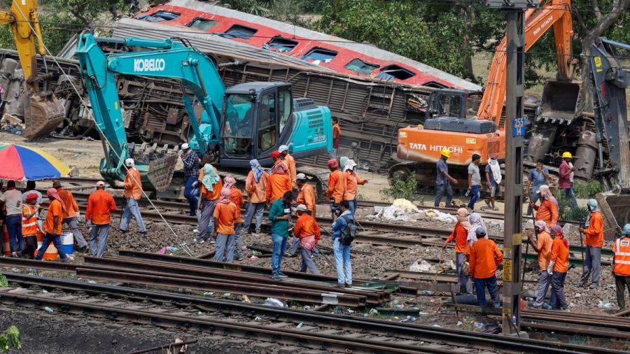 Se eleva a 288 la cifra de muertos por choque de trenes en la India