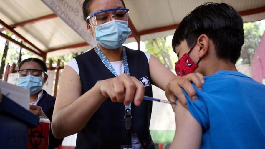 Juez ordena al Gobierno aplicar vacuna contra el Covid-19 a los menores de 18 años 