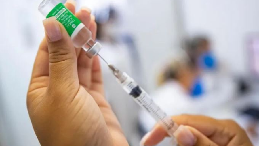 Espera AstraZeneca tener nueva versión de su vacuna para finales de año