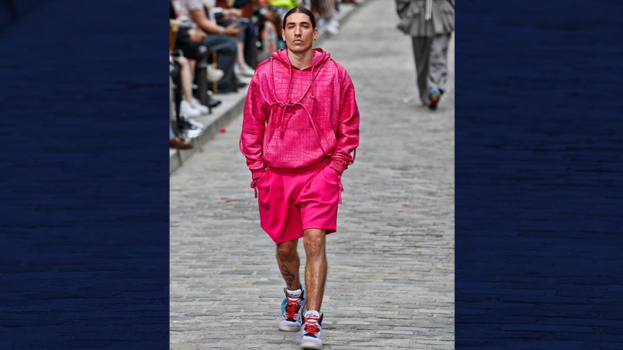 Héctor Bellerín modela en la Paris Fashion Week