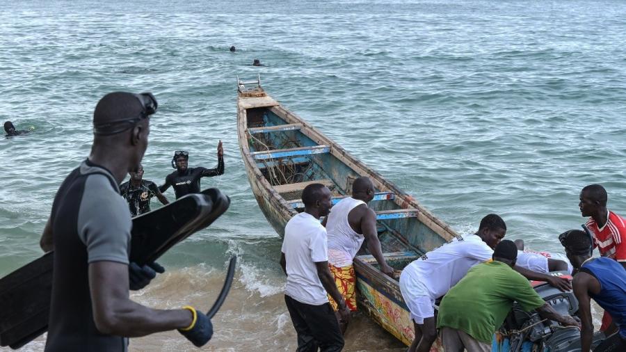 Al menos 17 personas mueren tras naufragio frente a la capital de Senegal