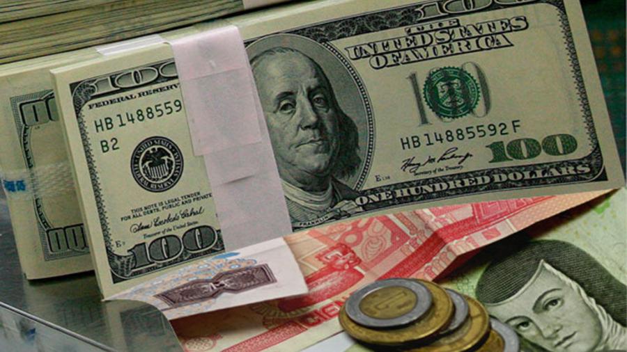 Dólar se vende en 18.10 pesos en el AICM