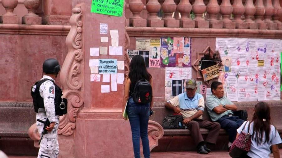 Feministas en Tampico se manifiestan en FGJ con un "tendedero"