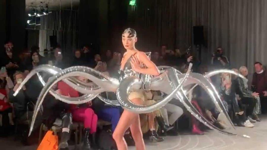 Sorprende a los internautas el vestido alien del diseñador Jack Irving 