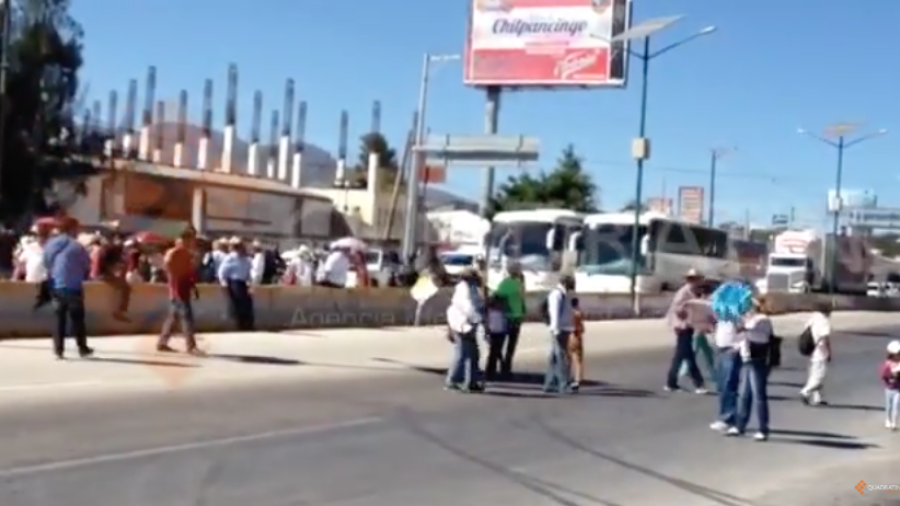 Toman gasolineras y bloquean autopista del Sol en Guerrero
