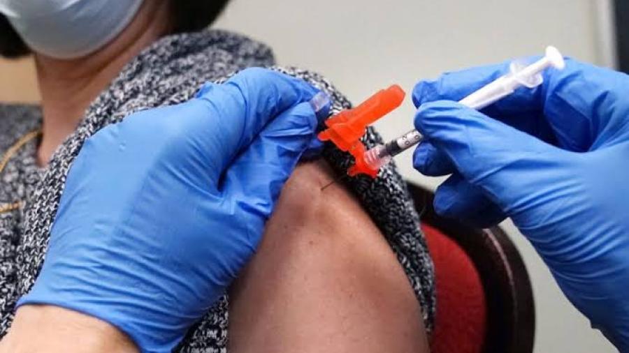 Detienen a enfermero por simular aplicar vacunas en Italia