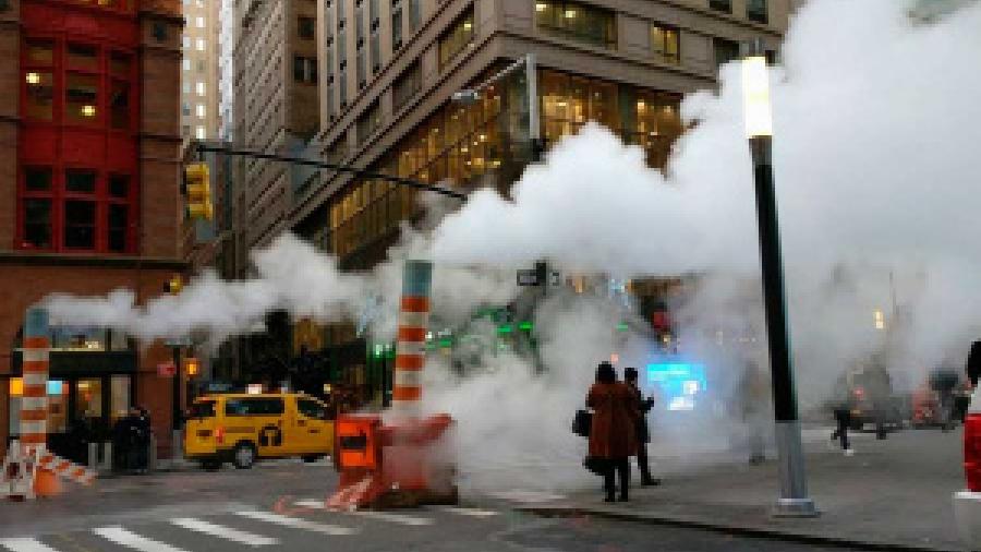 Explotan tres alcantarillas en el Times Square