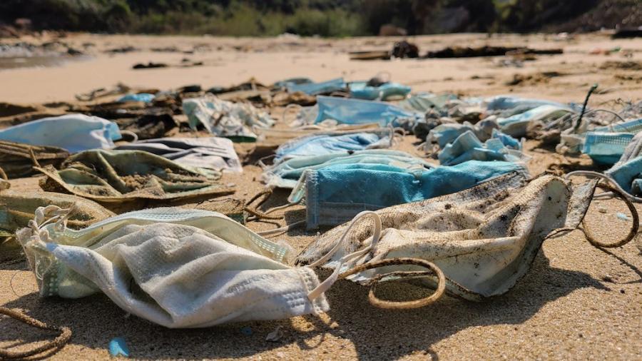 Más de 6 mil toneladas de cubrebocas terminaron en el mar 