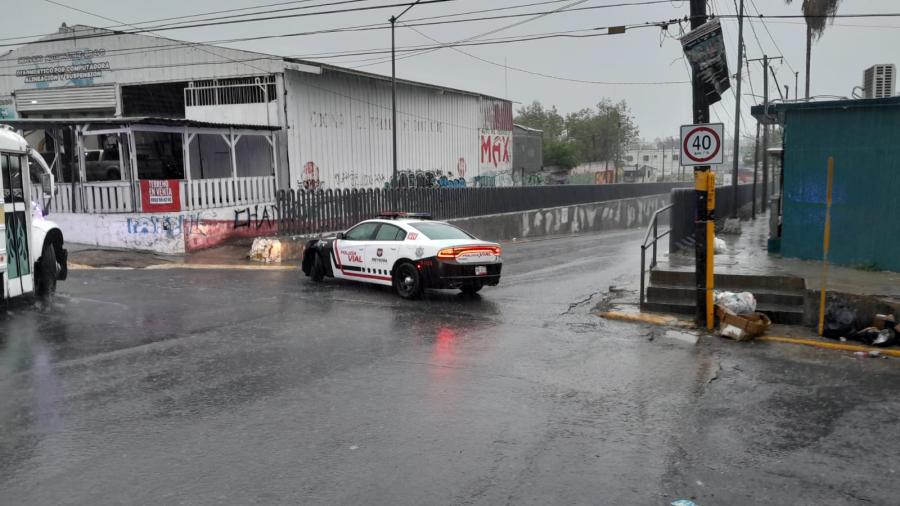 Cierra Policía Vial calles con acumulación de agua en Reynosa 