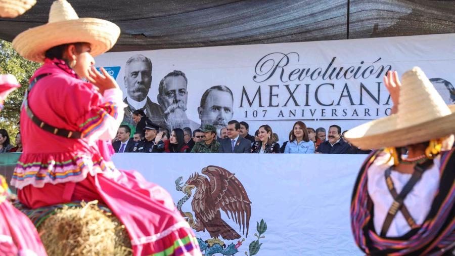 Gran ambiente en el desfile de la Revolución Mexicana 