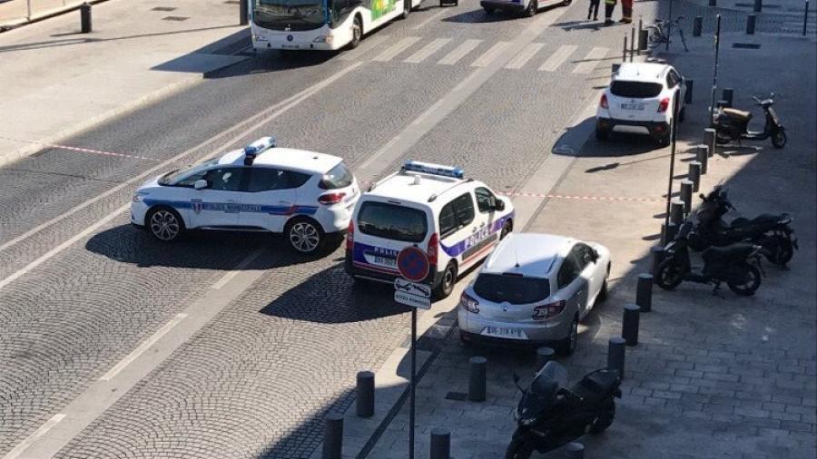 Al menos un muerto tras empotrarse un coche contra dos paradas de autobús en Marsella 