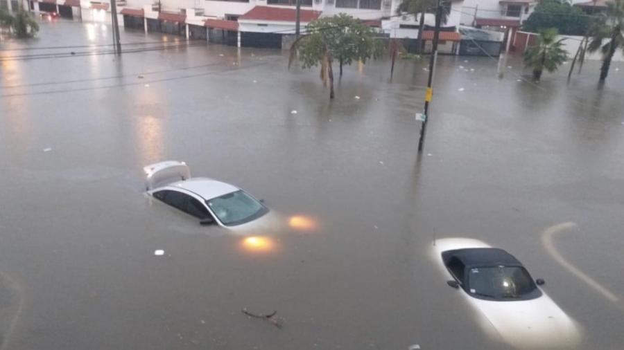 Lluvias provocan fuertes inundaciones en Mazatlan