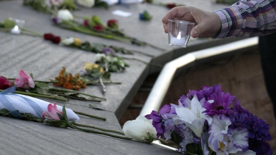 Conmemoran 20 años de la masacre de Columbine en EU