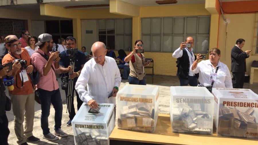 Chuchín acude a las urnas electorales acompañado de su familia