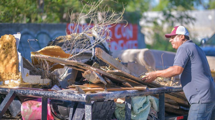 Llevan DIF-Reynosa, ciudadanos y empresas apoyo a familias de la colonia Las Torres