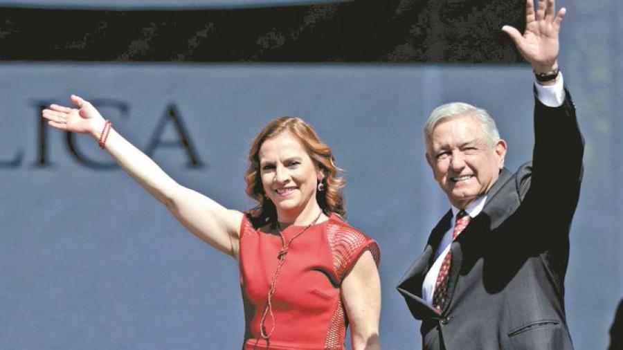 López Obrador y Beatriz Gutiérrez Müller buscan registrar su nombre ante el IMPI