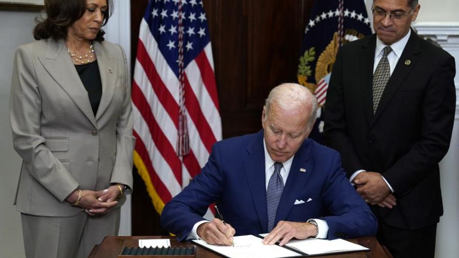Biden firma orden ejecutiva para proteger el acceso al aborto 