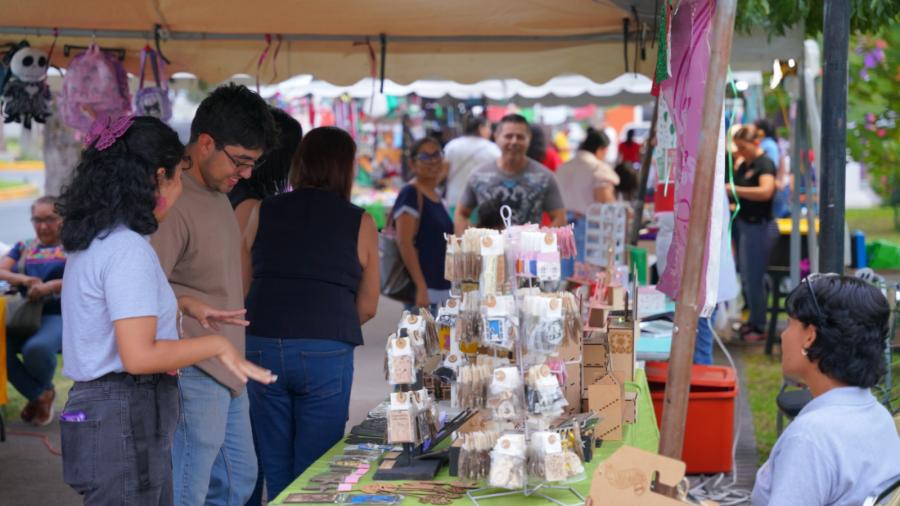 Se divierten ciudadanos en Bazar UNE “Fiestas Patrias”