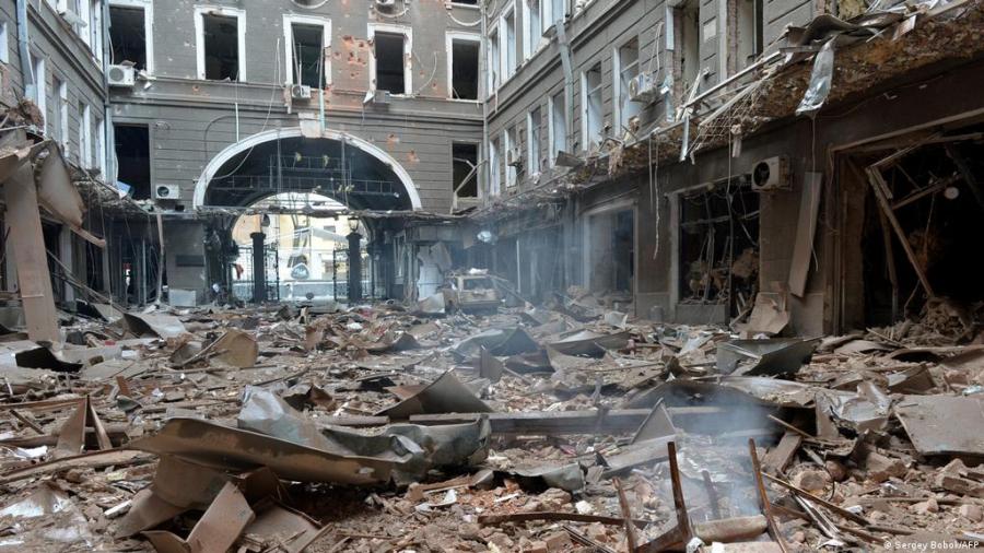 Elevan a cuatro los muertos por bombardeos rusos en Jersón, Ucrania
