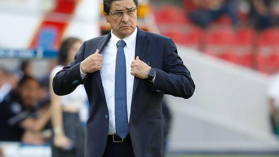 Chivas informa que Luis Fernando Tena salió positivo de Covid-19
