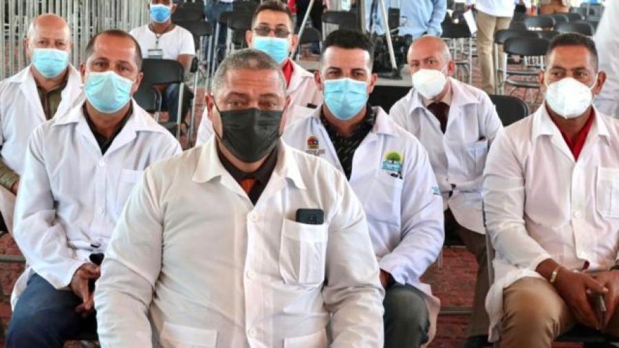 No me van a desmoralizar: AMLO sobre críticas tras llegada de médicos cubanos