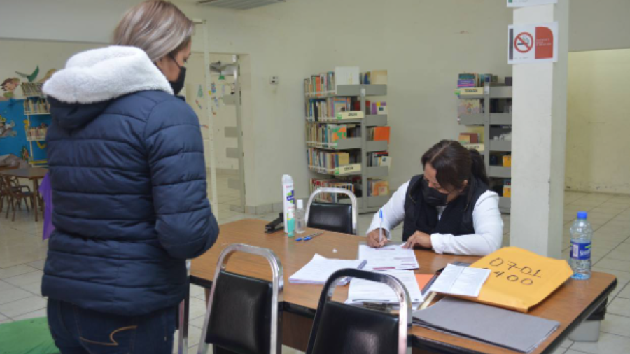 Entrega gobierno municipal solicitudes de  beca escolar nueva era