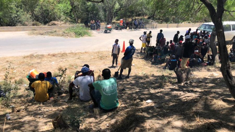 Haitianos se unen para limpiar zona del Río Bravo 