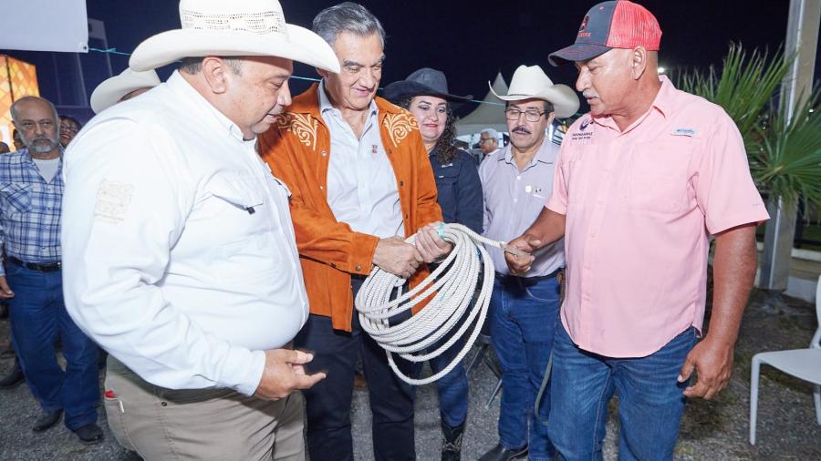 Entregan ganaderos al gobernador donativo con causa para el DIF Tamaulipas