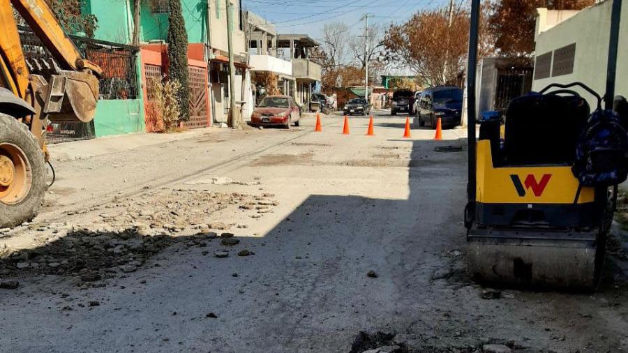 Reparan cuadrillas municipales pavimento en colonias 