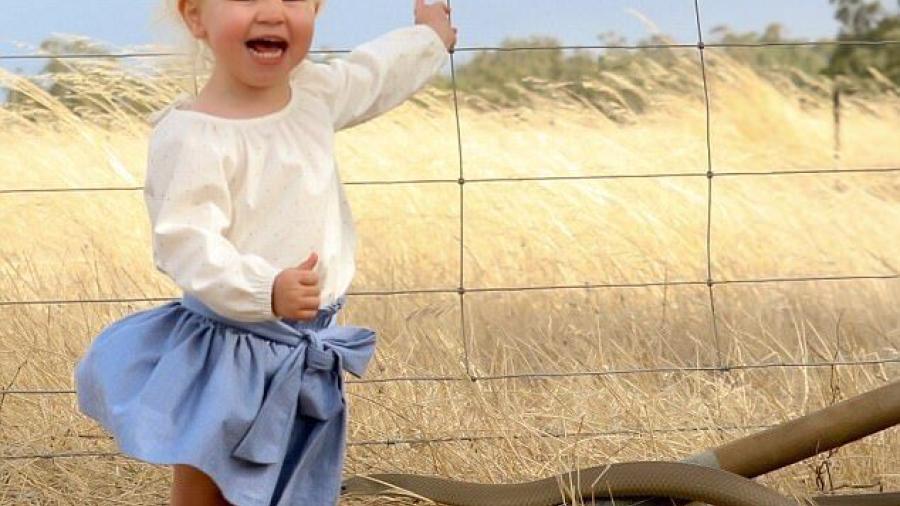 Mujer ve a una serpiente al fotografiar a su hija