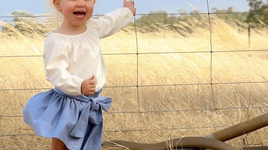 Mujer ve a una serpiente al fotografiar a su hija 