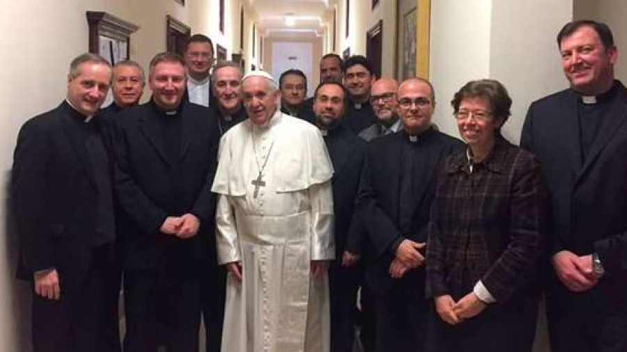 Papa Francisco realiza visita sorpresa a oficinas del Vaticano 