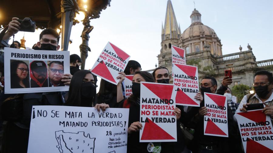 Anuncia AMLO revisión de mecanismos para la protección de periodistas y activistas