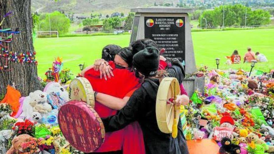 Hallan más de un centenar de tumbas en escuela para indígenas en Canadá