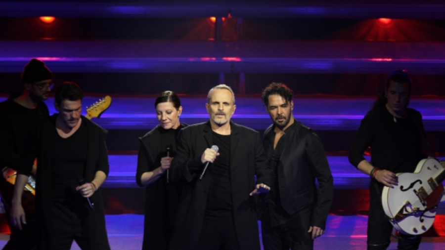 Durante concierto en México rechaza Miguel Bosé muro de Trump