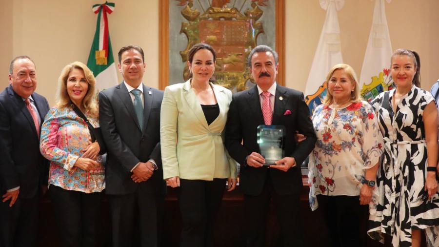 Reconocen trayectoria de Eduardo Garza Robles