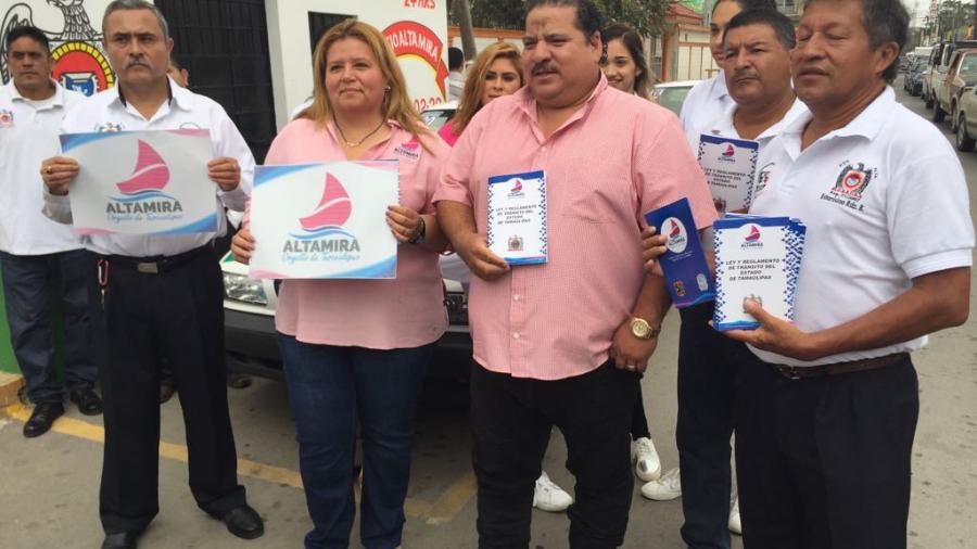 Distribuyen gratuitamente ejemplares del reglamento de tr&aacute;nsito y vialidad