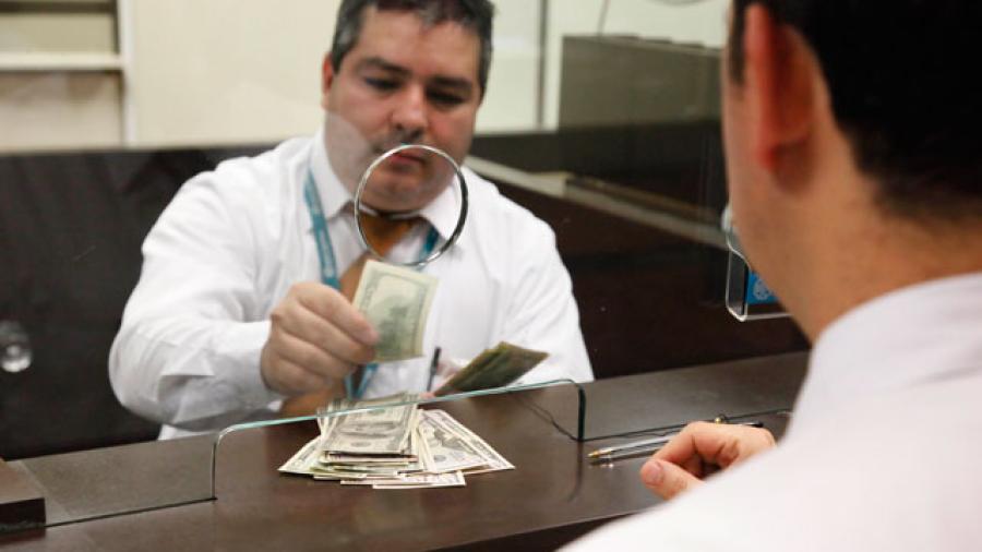 El precio promedio del dólar es de 17.82 en el AICM