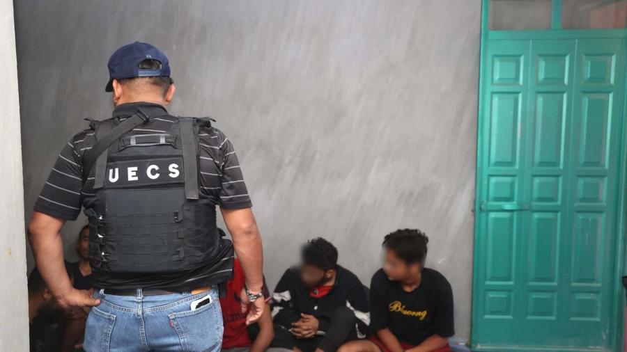 Encuentran encerrados a 41 migrantes en casa de Oaxaca