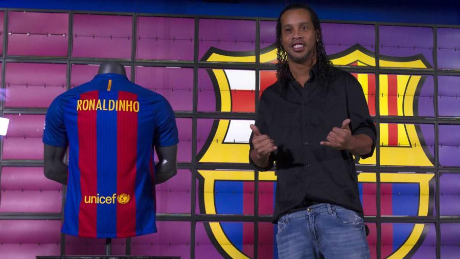 Ronaldinho explica su salida del Barcelona