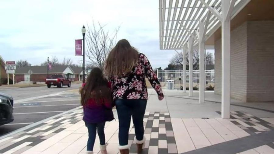 Expulsan de escuela a una niña por decirle a una compañera que estaba enamorada de ella